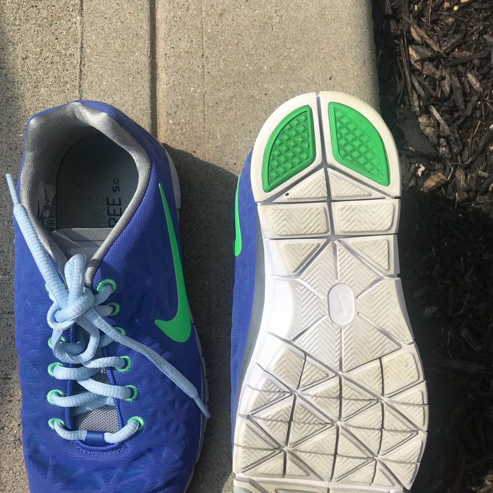 Women Nike tennis shoes